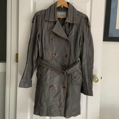 Gabardina Bod & Christensen de cuero gris con cinturón para mujer talla grande Foto 1 de 4