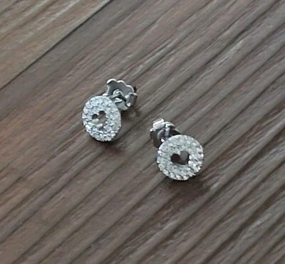 NUEVO SIN ETIQUETAS ARETES ANTHROPOLOGIE PAVÉ CORAZÓN ABIERTO POSTE PLATA/TONO CLARO REDONDO CIRCONITA Foto 1 de 3