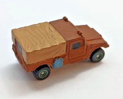 Camión utilitario Hot Wheels Micro Militar Hummer Humvee, color marrón y tostado. Foto 1 de 4