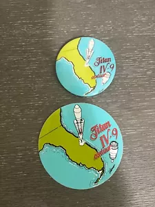 Vintage NASA Titan IV-9 Centaur Rocket Button Pin 2,25'' & Sticker - Bild 1 von 2