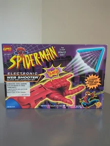 Juego de guantes y lanzadores de disparos web electrónicos Spiderman Toy Biz 1995 de colección - Imagen 1 de 5