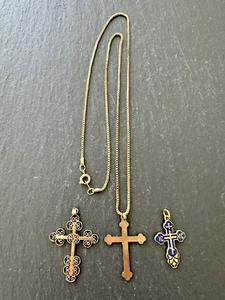 DREI VINTAGE GOLDFARBENE KREUZE MIT EINER 20" GOLDFARBENEN KETTE G350 - Bild 1 von 13