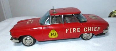 DE COLECCIÓN ICHIKO 1960 ESTAÑO FRICCIÓN CHEVROLET CORVAIR FIRE CHIEF SEDÁN DE 4 PUERTAS Foto 1 de 4