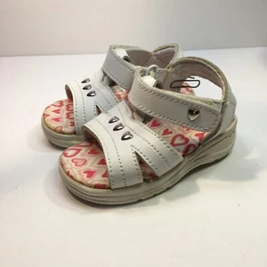 Keds Kleinkind Größe 2C, UK 1, EU 17 Sandalen weiß mit Herzen sehr guter Zustand - Bild 1 von 12