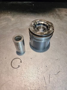 2023 ETL 6.7L CUMMINS ENGING PISTON AND WRISTPIN 68447756AA - Picture 1 of 8