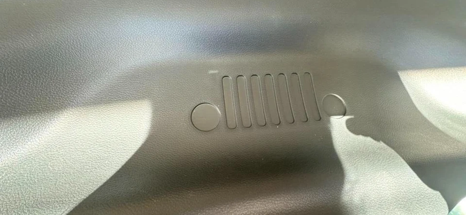 Novo OEM Mopar 7KH88DX9AA Guarnição de Portão Elevador Painel Inferior 2017-2025 Jeep Compass - Imagem 1 de 4