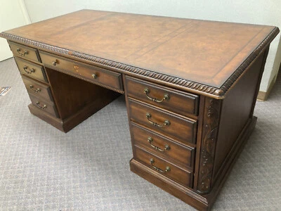 Escritorio ejecutivo vintage Seven Seas By Hooker muebles con tallas de vid de desplazamiento Foto 1 de 4