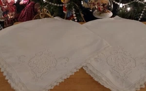 VINTAGE 22 X 22  TABLE CLOTHS OR COULD BE USED AS FORMAL NAPKINS - Picture 1 of 2