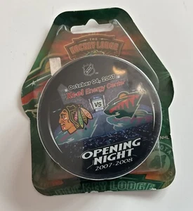 2007-2008 Opening Night NHL puck MINNESOTA WILD vs #1 CHICAGO BLACKHAWKS - Foto 1 di 2
