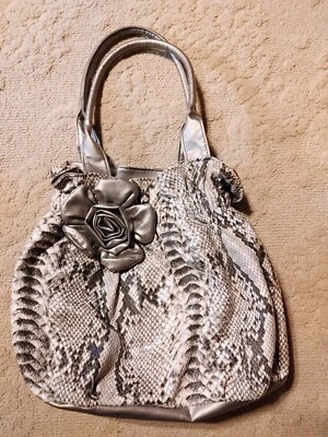Cartera de hombro hobo de piel de serpiente sintética suave plateada reunida BUENO con FLOR GRANDE    Foto 1 de 4