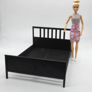 Mueble de muñeca escala 1/6 marco de cama negro doble dobladillo estilo Barbie FR diorama - Imagen 1 de 10
