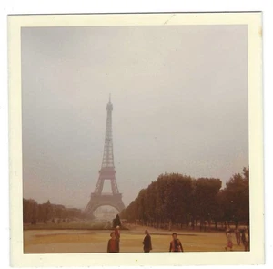 Vintage Vernacular Snapshot 1971 Eiffel Tower Paris - Picture 1 of 2