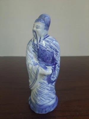 Boneco de porcelana vintage oriental homem em azul e branco roupão tradicional - Imagem 1 de 4