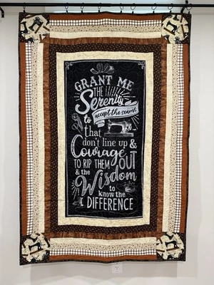 Edredón colgante de pared para sala de costura hecho por Amish 45x65 — Serenity Prayer Lancaster PA Foto 1 de 4