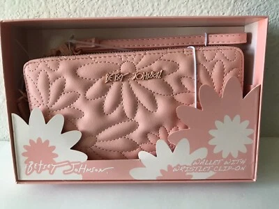 BETSEY JOHNSON ROSA ACOLCHADO MARGARITA CREMALLERA ALREDEDOR CARTERA/CON CLIP DE MUÑECA NUEVO EN CAJA Foto 1 de 4