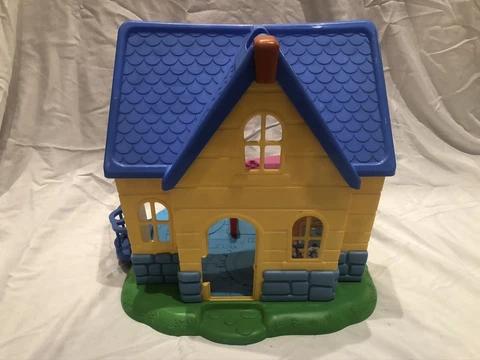 Disney Channel  Disney Jr. Doc McStuffins Clinic Doll House Cover