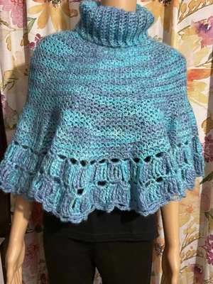 Poncho mediano de ganchillo hecho a mano en tonos azules multicolores Foto 1 de 4