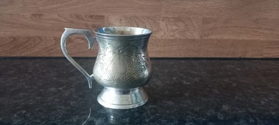 Jolie tasse à anse ancienne en métal argenté EPNS gravée de motifs floraux - Photo 1/4