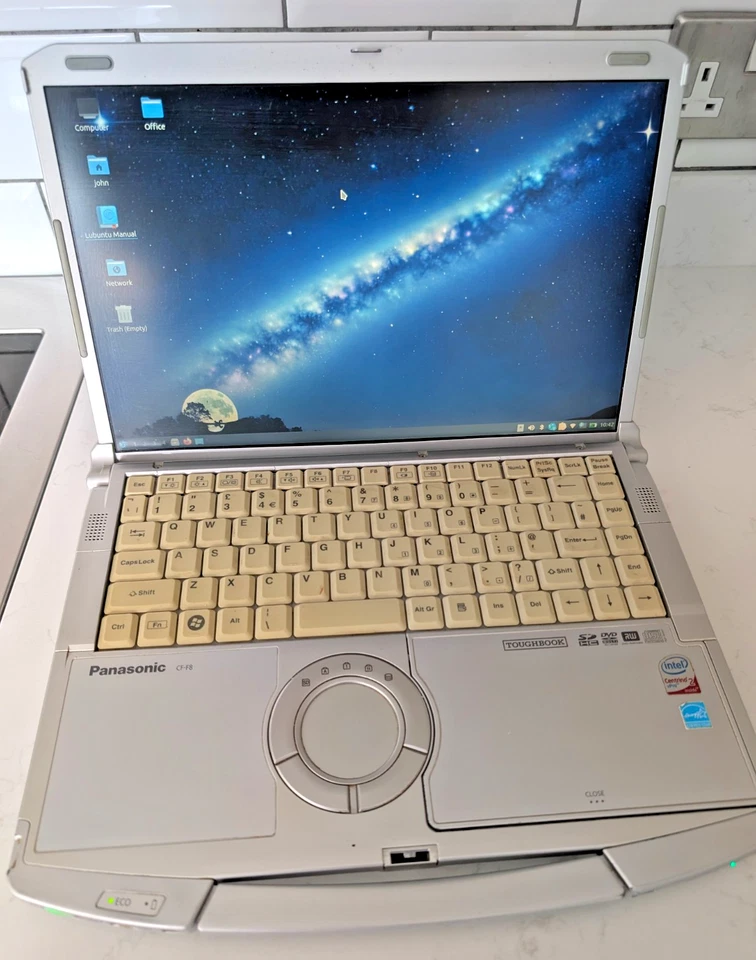 Vintage Panasonic Toughbook CF-F8 , Port Replicator and charger , Lubuntu 24.04 - Image 1 of 4