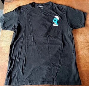 CAMISETA NEGRA L/G 2020 LOS PITUFOS PEYO PARA HOMBRE - LAZE DURMIENDO BAJO LA ESPALDA DE HONGOS - Imagen 1 de 7