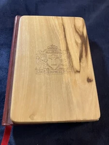 HOLY BIBLE KING JAMES Self-Pronouncing Red-Letter Ed JERUSALEM OLIVE WOOD - Imagen 1 de 22