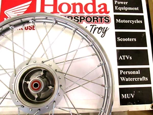 NUEVO ORIGINAL HONDA FABRICANTE DE EQUIPOS ORIGINALES RUEDA TRASERA COMPLETA 1985-2013 XR100R Y CRF100F * - Imagen 1 de 5