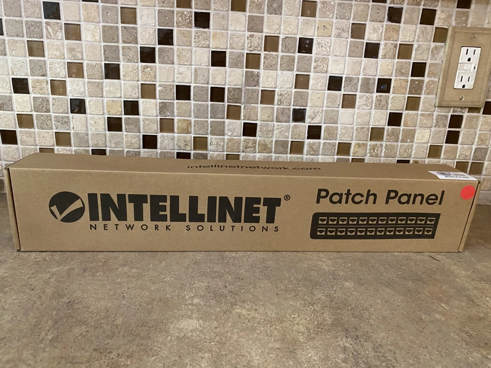 24 PORT CAT5E ETHERNET NETWORK RACKMOUNT PATCH PANEL INTELLINET 513555 A5-109 - Image 1 of 4