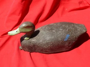 SEÑUELO DE PATO TORNEADO DE FÁBRICA de colección con fondo de madera chapa peso original + cuero - Imagen 1 de 10