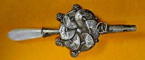 ANCIEN HOCHET XIX AVEC SIFFLET EN ARGENT GRELOT ET MANCHE NACRE - Photo 1/5