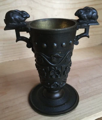 Petit bronze fin XIXe, style étrusque avec 2 petits lapins - Photo 1/4