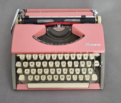 0728)  Olympia De Luxe Schreibmaschine Reiseschreibmaschine  mit Koffer Rosa - Bild 1 von 4