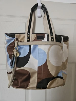 Bolsa tote Coach Hamptons Weekend estampa cachecol grande 10115 cetim camurça excelente estado usado boa limpeza  - Imagem 1 de 4