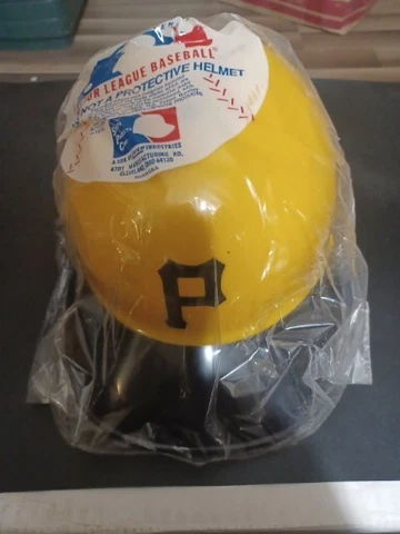 Vintage 1970 MLB Pittsburgh Pirates Plastic Souvenir Adjustable Baseball Helmet Cover
