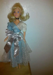 Disney Cinderella Disney Prinzessin Puppe im Original Outfit Ballkleid selten - Bild 1 von 12