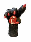 La griffe d'ours Cincinnati Bearcats 16 pouces x 5 pouces numéro « 1 » peut être portée à la main