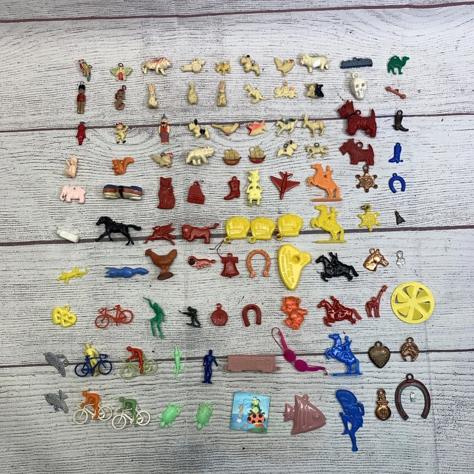 Colgante 100 Dijes de Plástico Celuloide Raro Gumball Cracker Jack Años 40 Años 50 Años 60 Foto 1 de 4