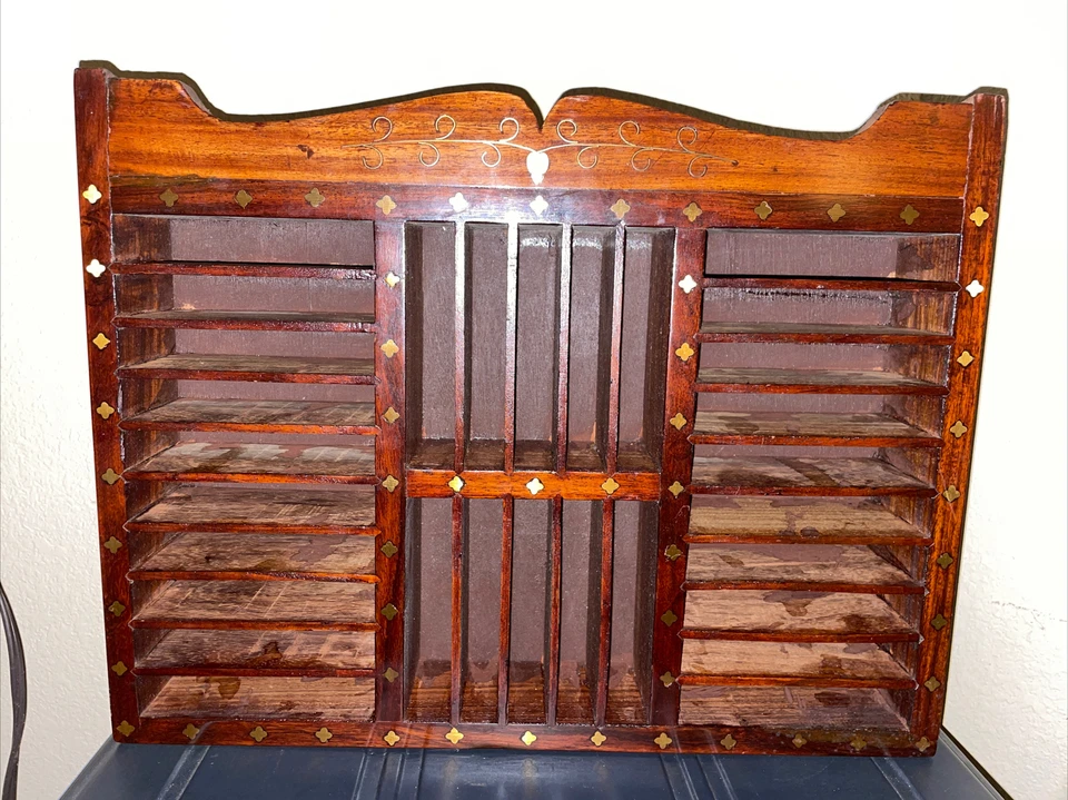 Vitrina de almacenamiento de madera estante de coleccionista incrustación flores de latón 30 estantes de colección años 70 Foto 1 de 4