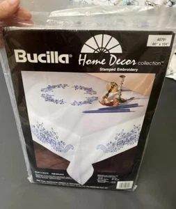 BUCILLA GESTEMPELT KREUZSTICH WEISSE TISCHDECKE DELFTER BLAU 60"X 104" NEU 40791 - Bild 1 von 10