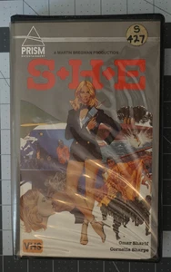 S.H.E: Security Hazards Expert PRISM VHS Omar Sharif Cornelia Sharpe 1979 - Foto 1 di 11