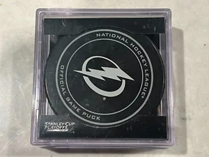 2015 Tampa Bay Lightning Stanley Cup Playoffs offizielles Spiel Puck - NEU/Versiegelt - Bild 1 von 2