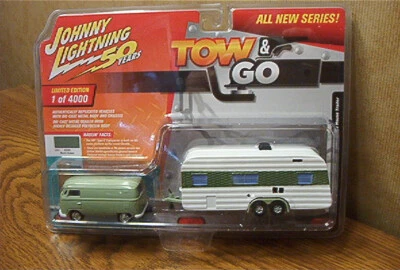 Johnny Lightning 50 YrsTOW & GO 1965 VW Type 2 Transporter with Vintage Hse Trlr — 第 1/2 张图片
