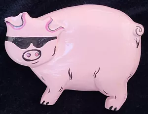 LG HANDMADE / PAINTED PINK WOOD COOL PIG WEARING SUNGLASSES PIN BROOCH EXC COND - Picture 1 of 3