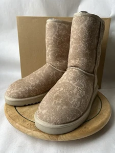 NEW Women’s UGG Classic Short Boots Paisley Sand 5831 - US Size 10 - Picture 1 of 10