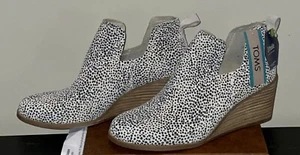 NEU TOMS 8,5 Damen Kallie Cutout Wildleder Macadamia Keilabsatz Bootie Stiefel Gepard - Bild 1 von 6