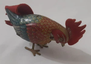 Giocattolo vintage latta litografia avvolgibile gallo MCM senza chiave feltro pettine piume - Foto 1 di 18