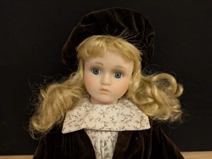 Sara Schulmädchen Porzellan Puppe - Bild 1 von 3