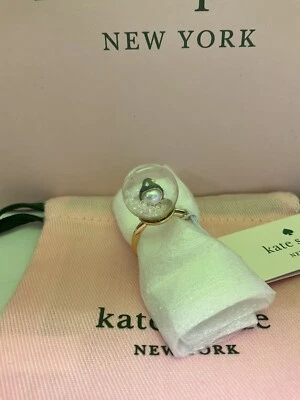 Nuevo con etiquetas Anillo Kate Spade New York Arctic Friends Pingüino Globo de Nieve Tono Dorado Tallas 6 Foto 1 de 4