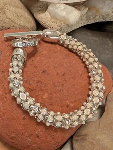 Vintage Anne Klein Perlen & Strass Armband mit Silber Knebelverschluss 8" - Bild 1 von 8