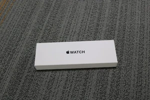 Apple Watch SE Gen 2 A2722 40 mm Starlight S/M GPS - Photo 1 sur 5