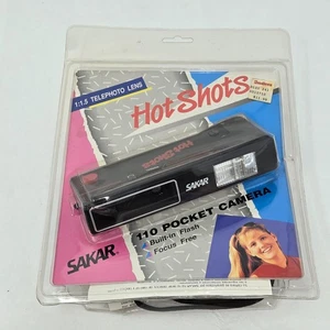 NUOVA FOTOCAMERA TASCABILE SAKAR HOT SHOTS 110 CON TELEOBIETTIVO FLASH INTEGRATO - Foto 1 di 4
